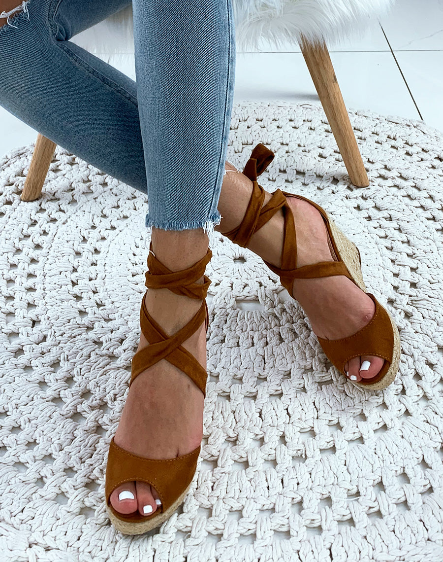 Compensées en suédine camel à lacets entrecroisés