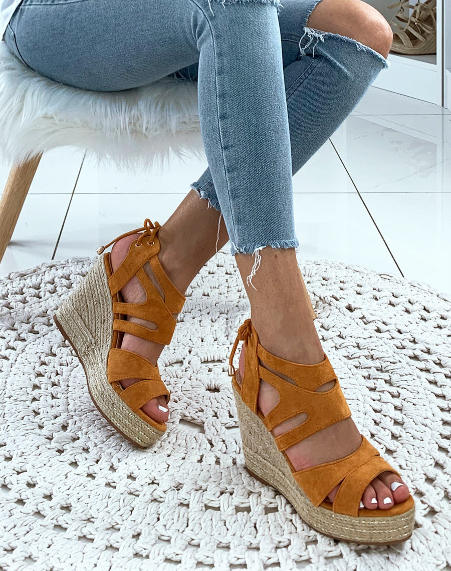 Compensées en suédine camel à multiples brides