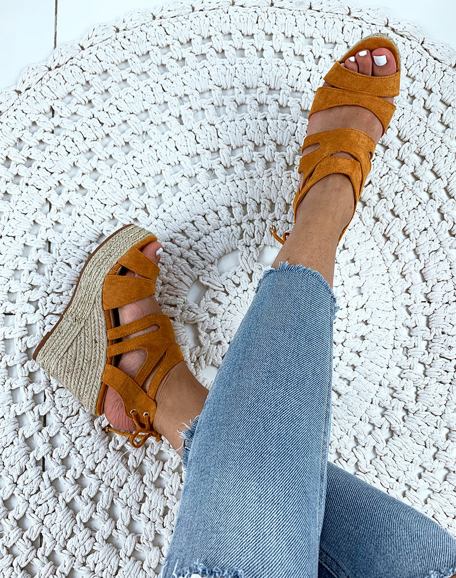 Compensées en suédine camel à multiples brides