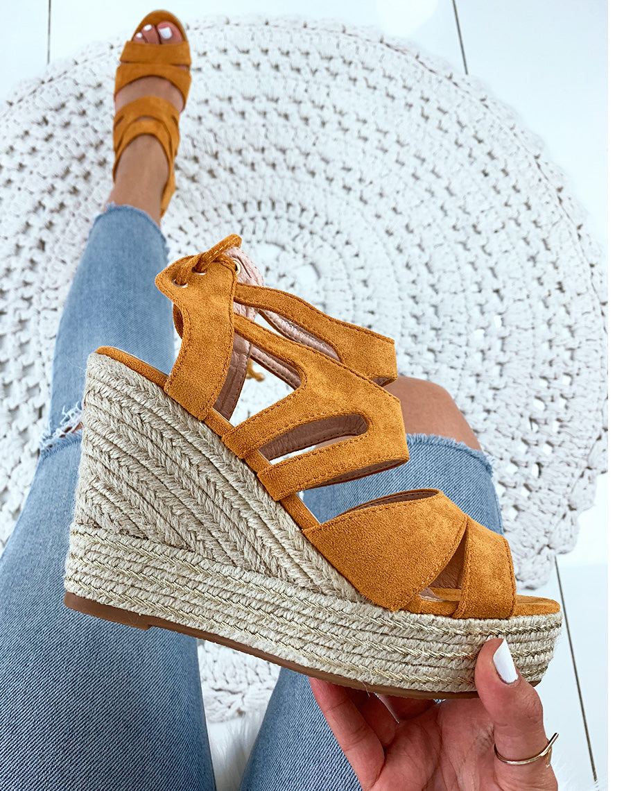 Compensées en suédine camel à multiples brides