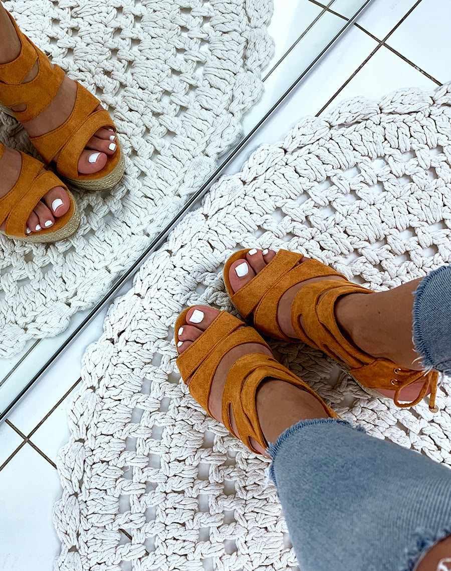 Compensées en suédine camel à multiples brides