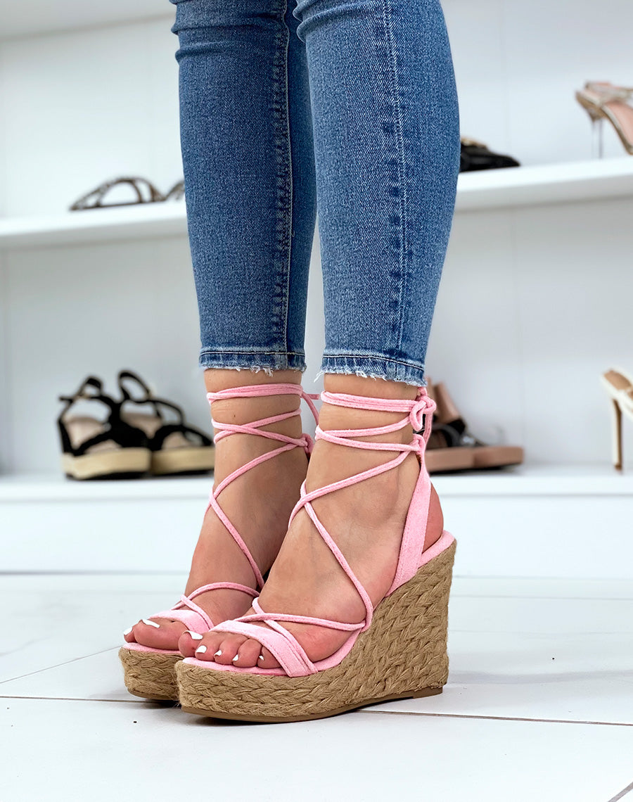 Compensées en suédine fushia à lacets