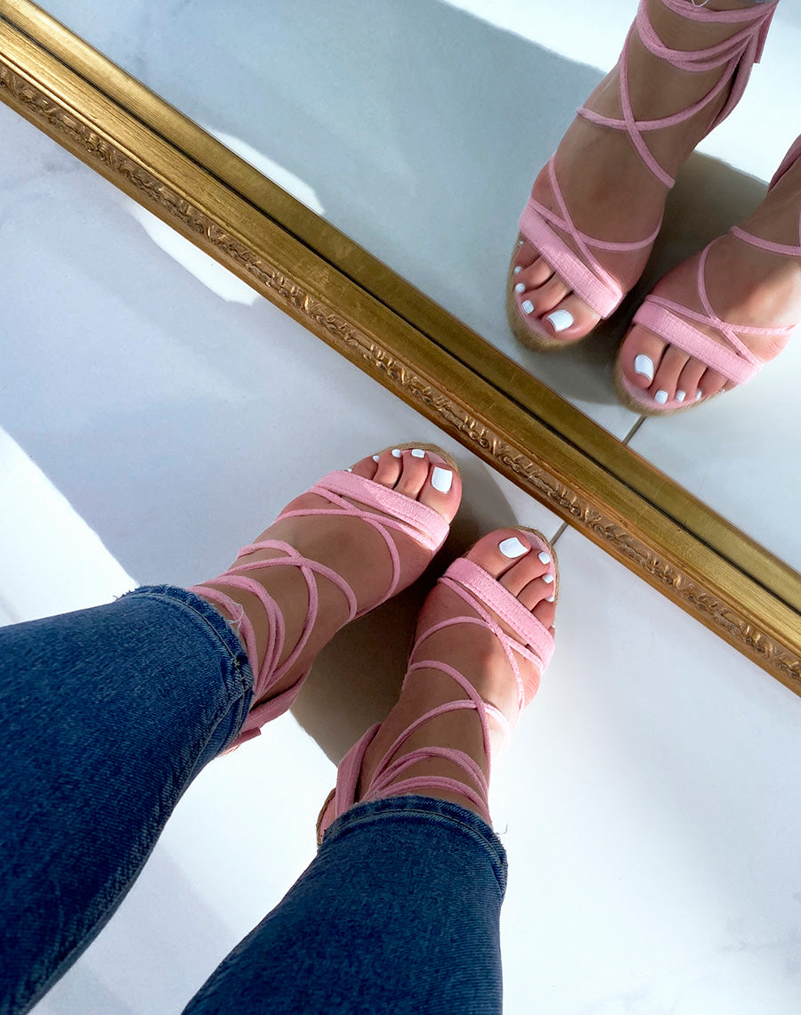 Compensées en suédine fushia à lacets