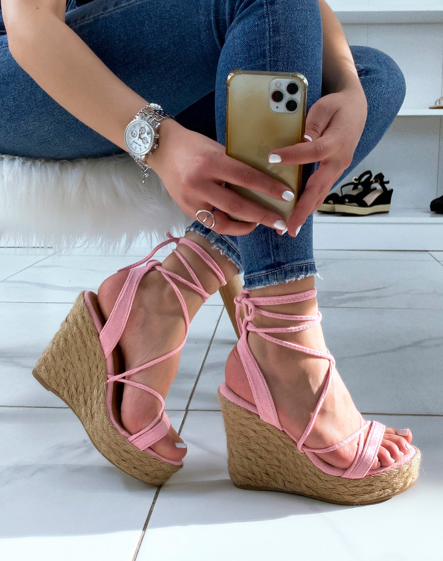 Compensées en suédine fushia à lacets