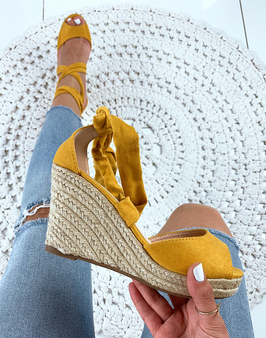 Compensées en suédine jaunes à lacets entrecroisés