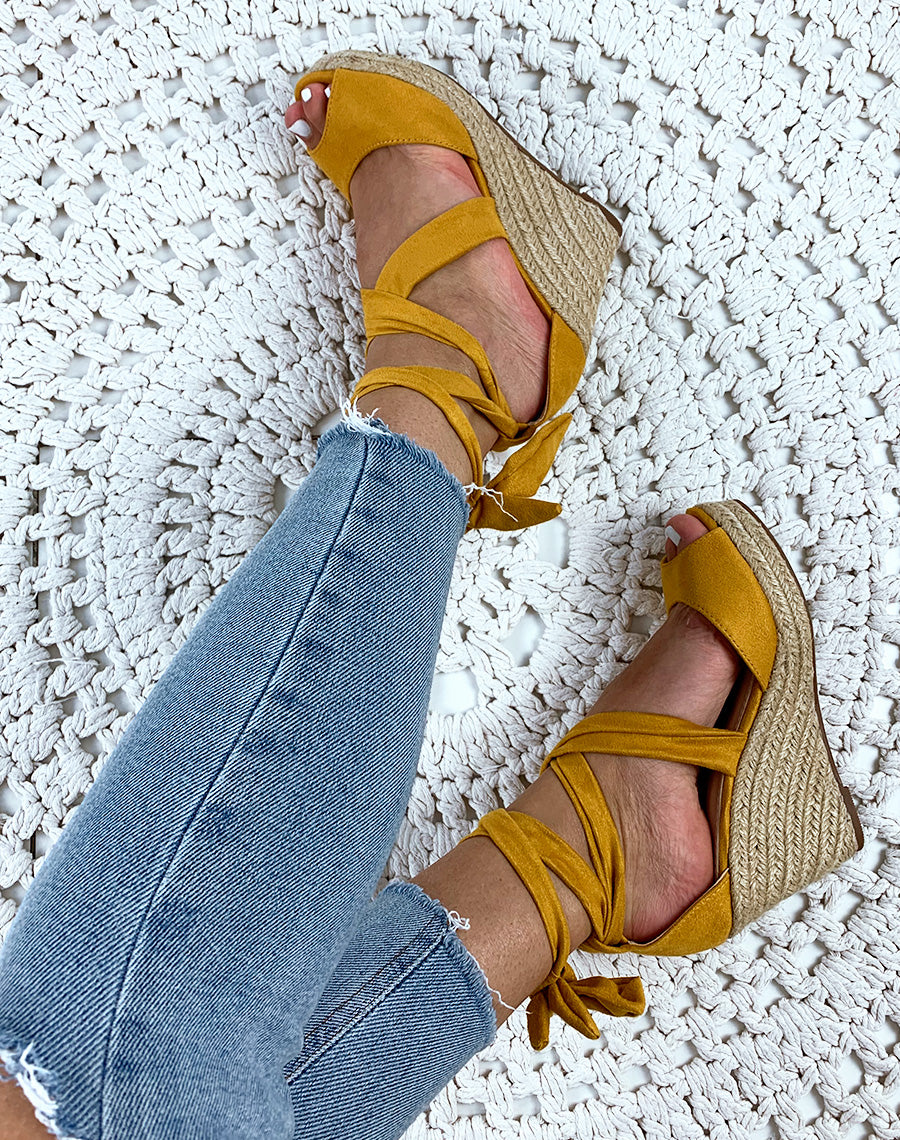 Compensées en suédine jaunes à lacets entrecroisés