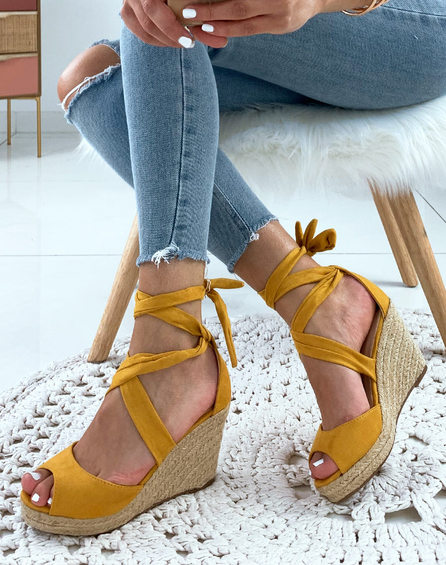 Compensées en suédine jaunes à lacets entrecroisés