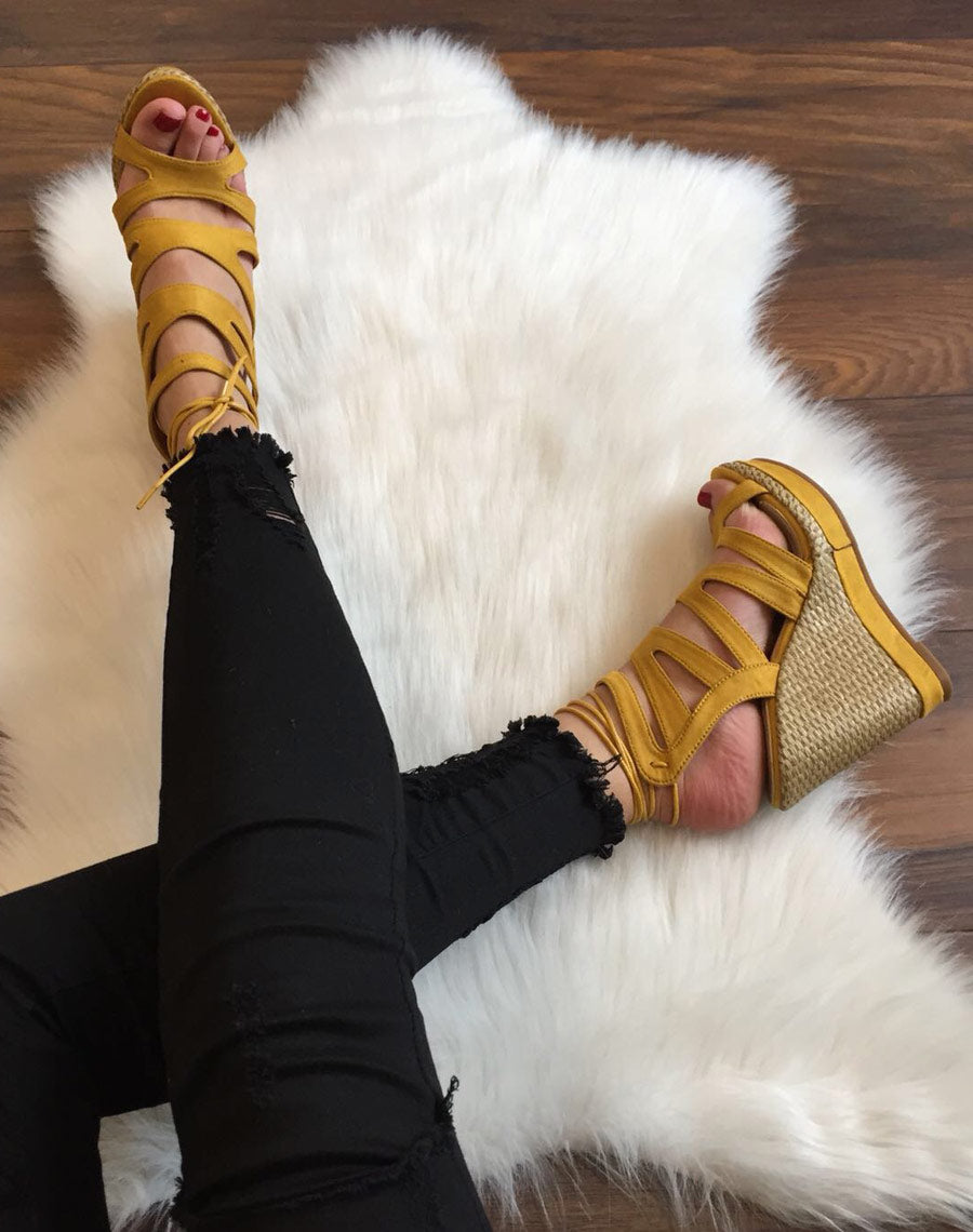 Compensées en suédine jaunes moutarde