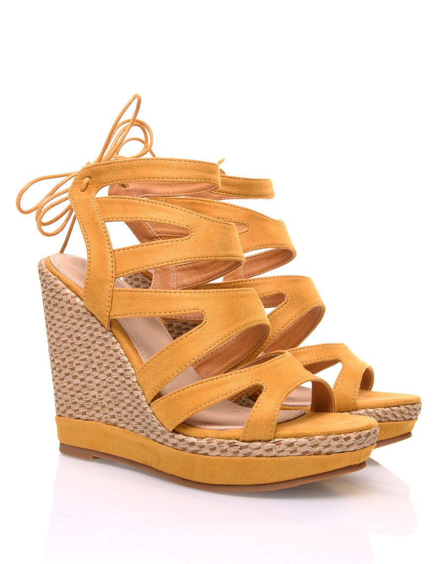 Compensées en suédine jaunes moutarde