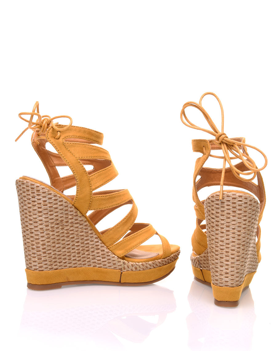 Compensées en suédine jaunes moutarde