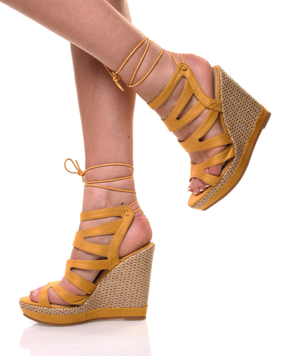 Compensées en suédine jaunes moutarde