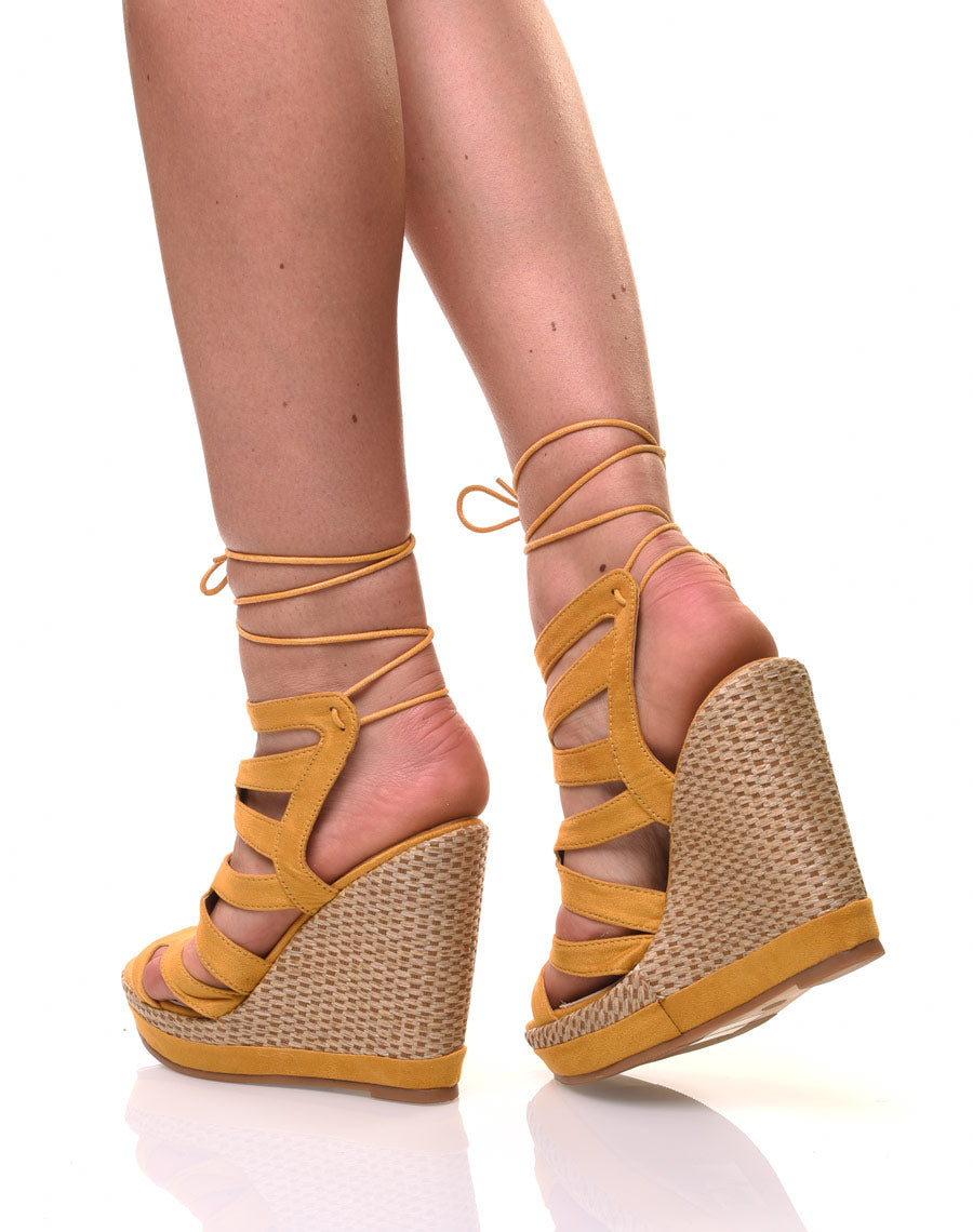 Compensées en suédine jaunes moutarde