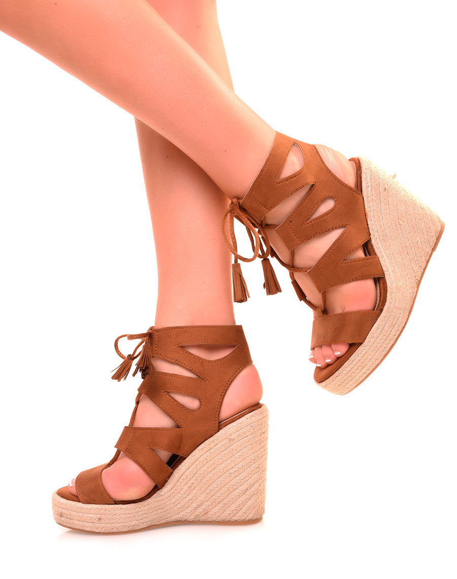 Compensées en suédine marrons à lacets entrecroisés