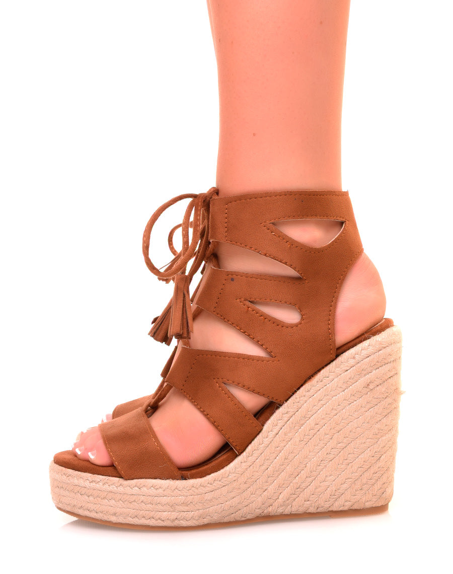 Compensées en suédine marrons à lacets entrecroisés