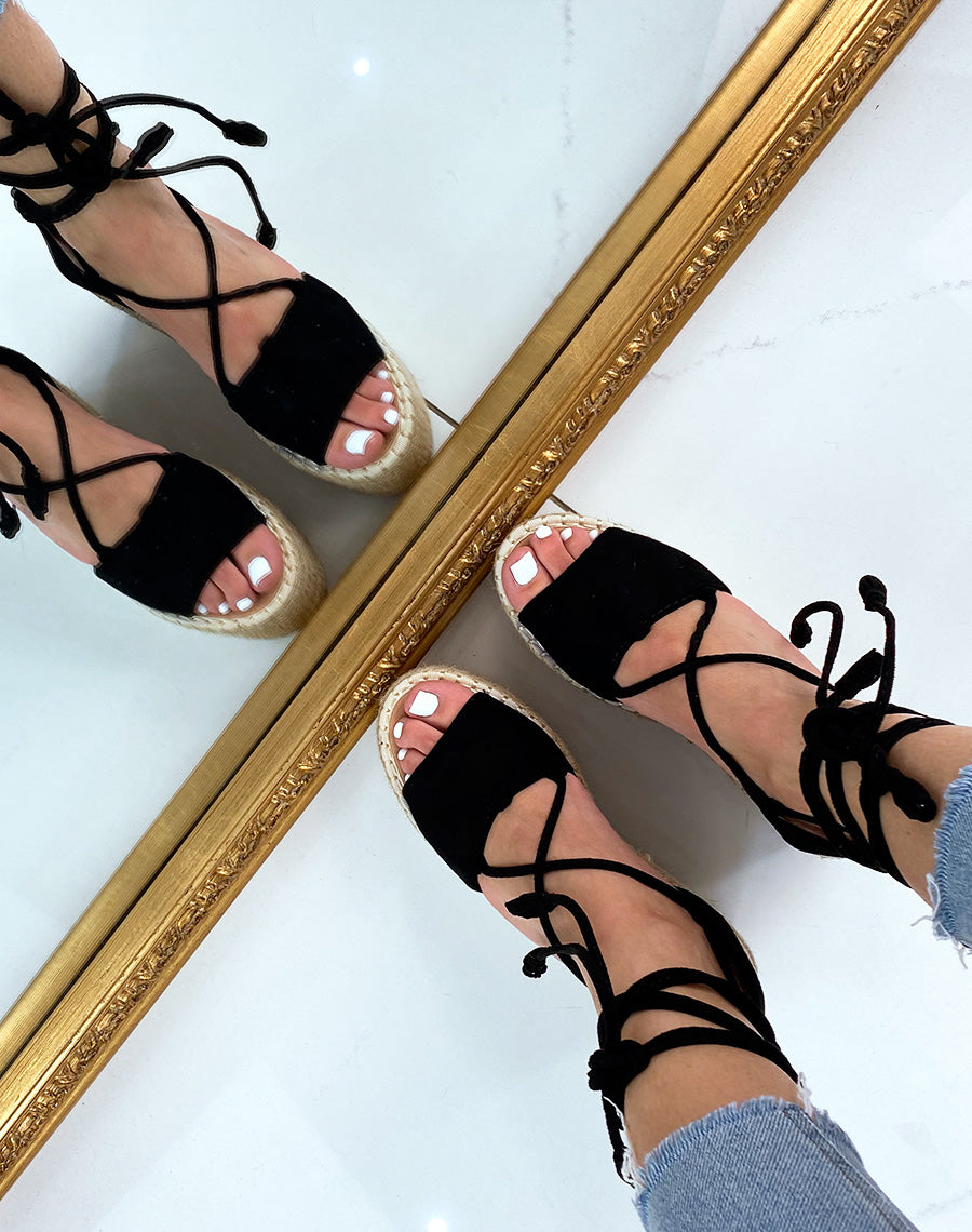 Compensées en suédine noire avec longue lanière