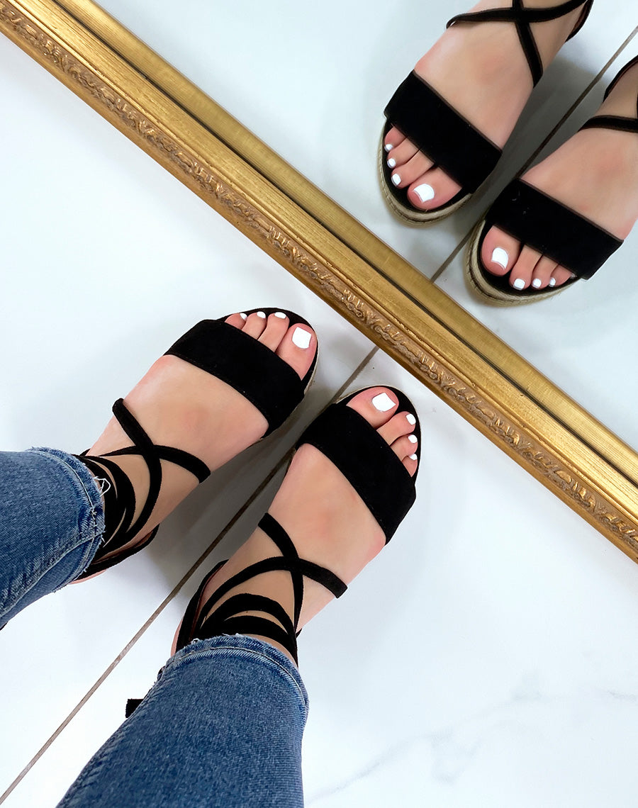 Compensées en suédine noire et lacet