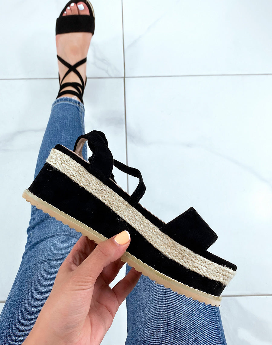 Compensées en suédine noire et lacet