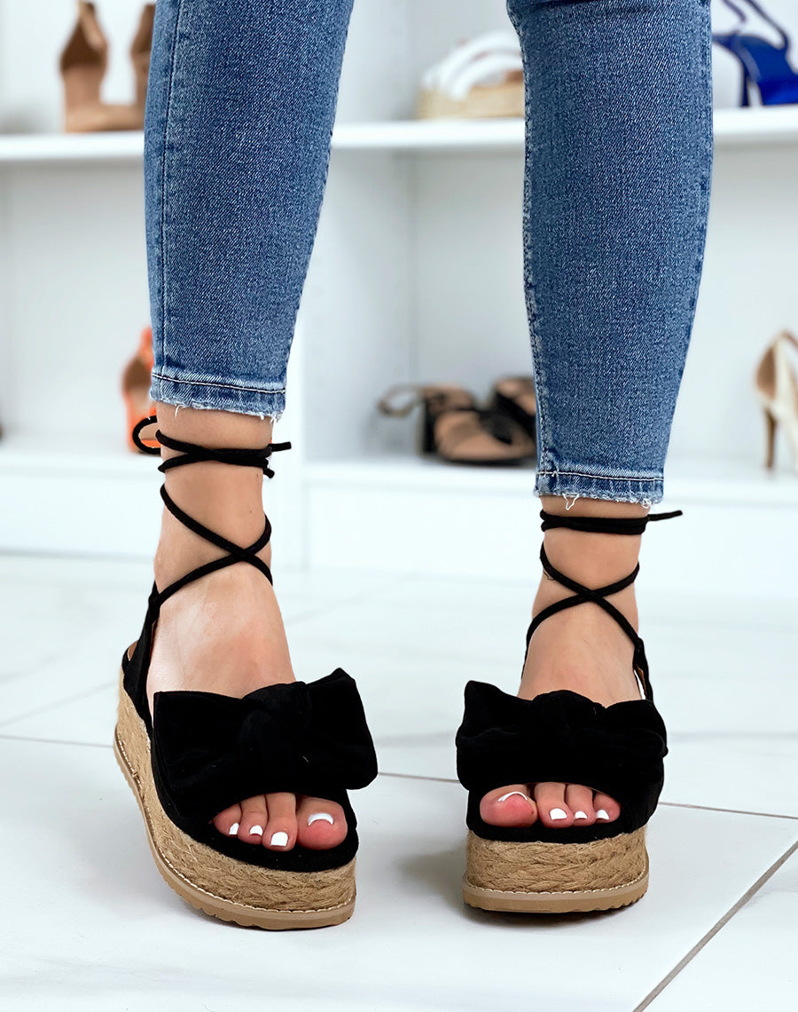 Compensées en suédine noire à noeud et lacet