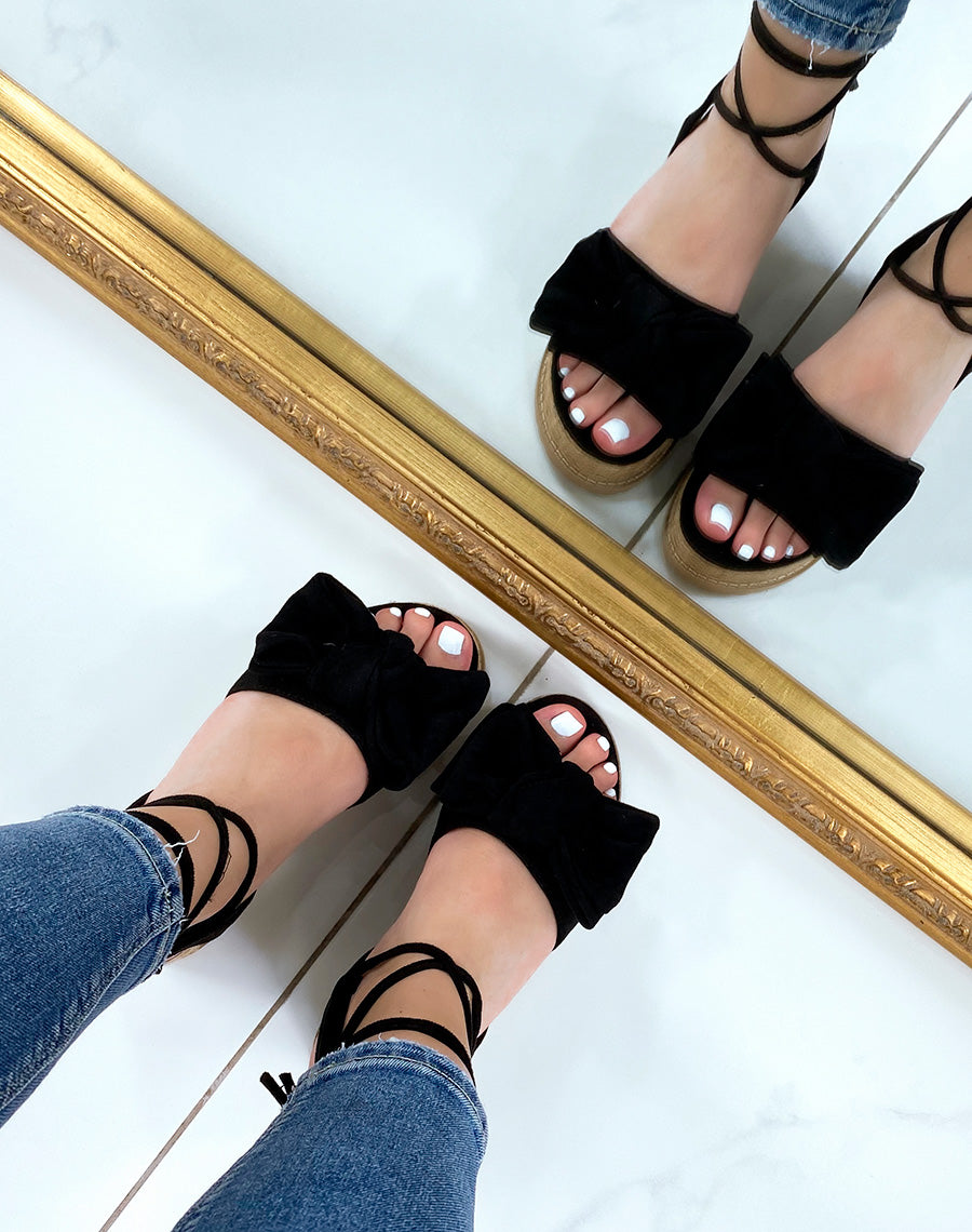 Compensées en suédine noire à noeud et lacet