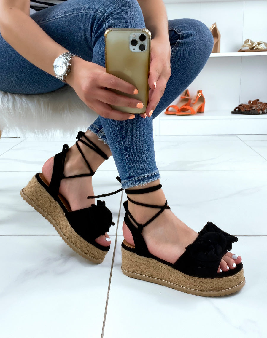 Compensées en suédine noire à noeud et lacet