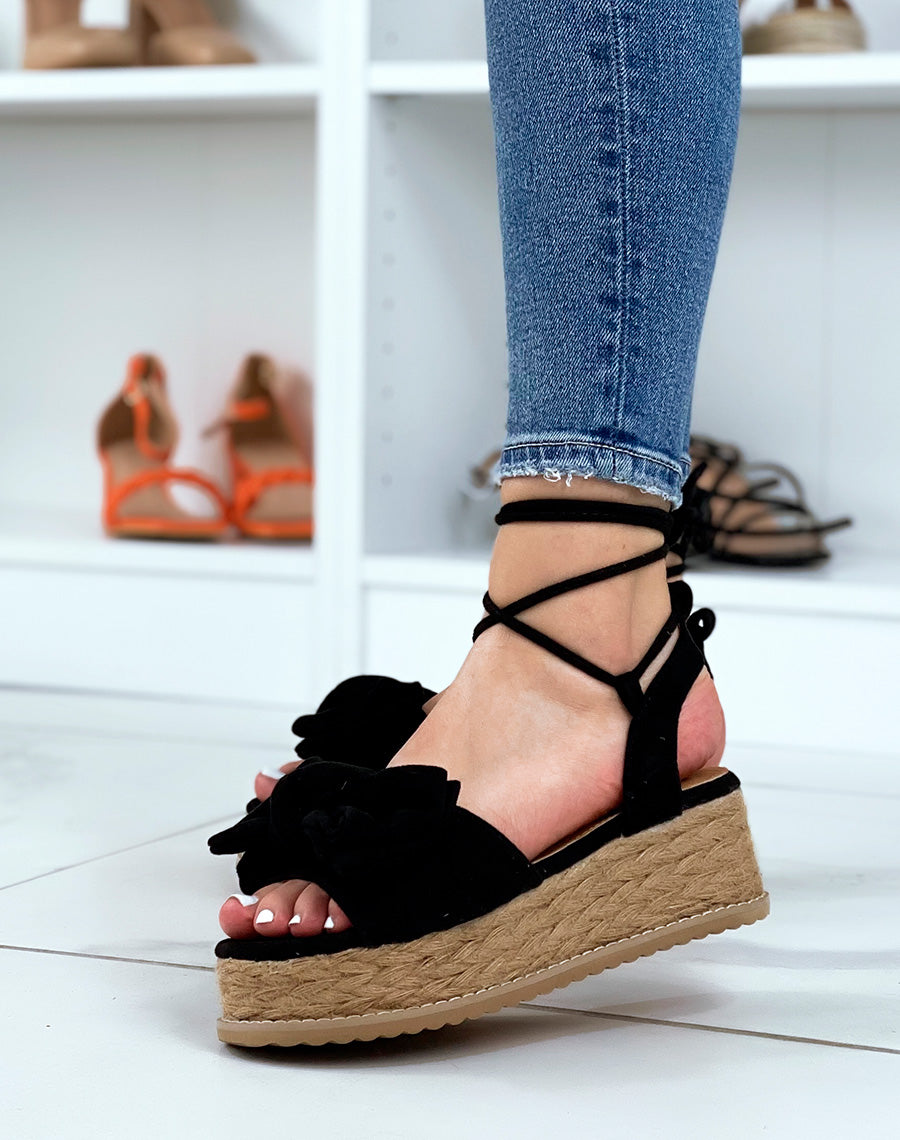 Compensées en suédine noire à noeud et lacet