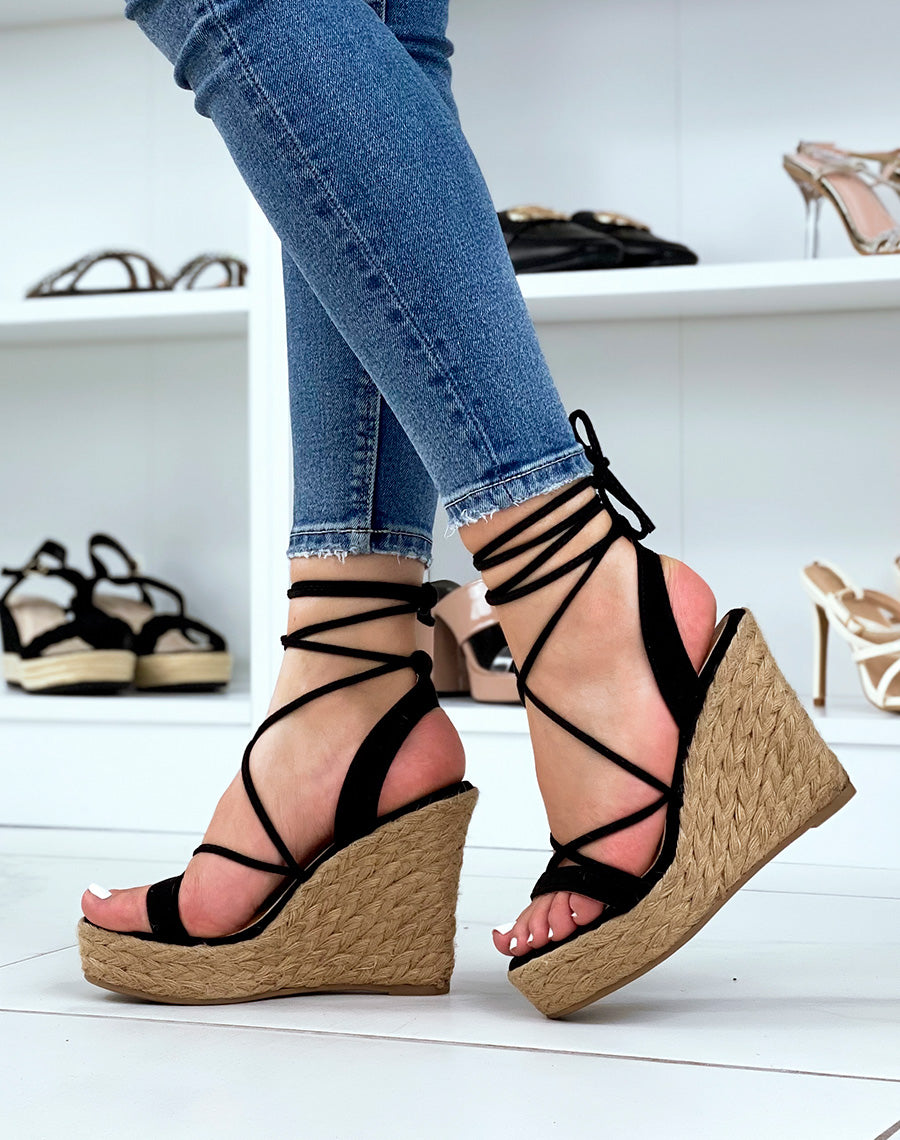 Compensées en suédine noires à lacets