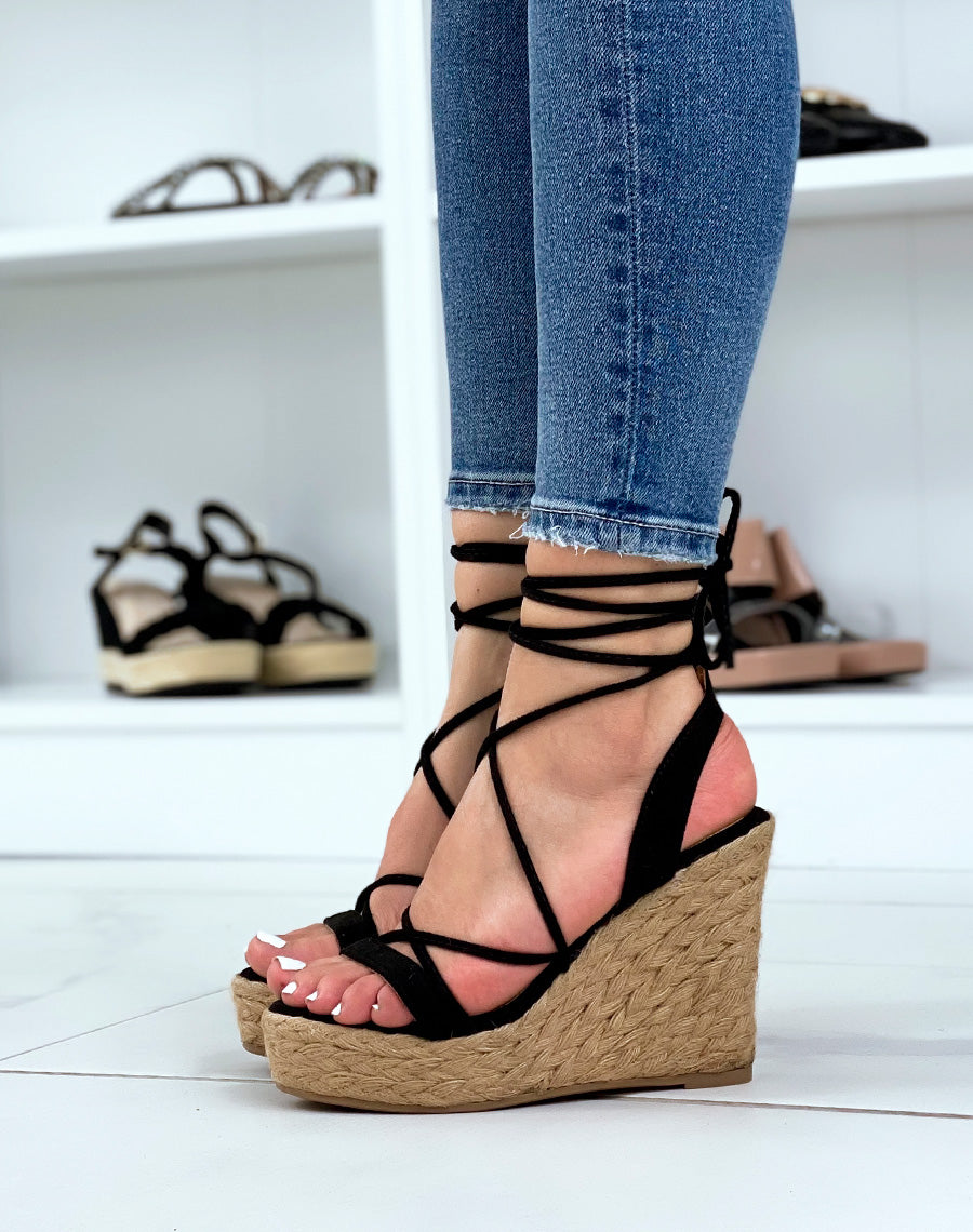 Compensées en suédine noires à lacets