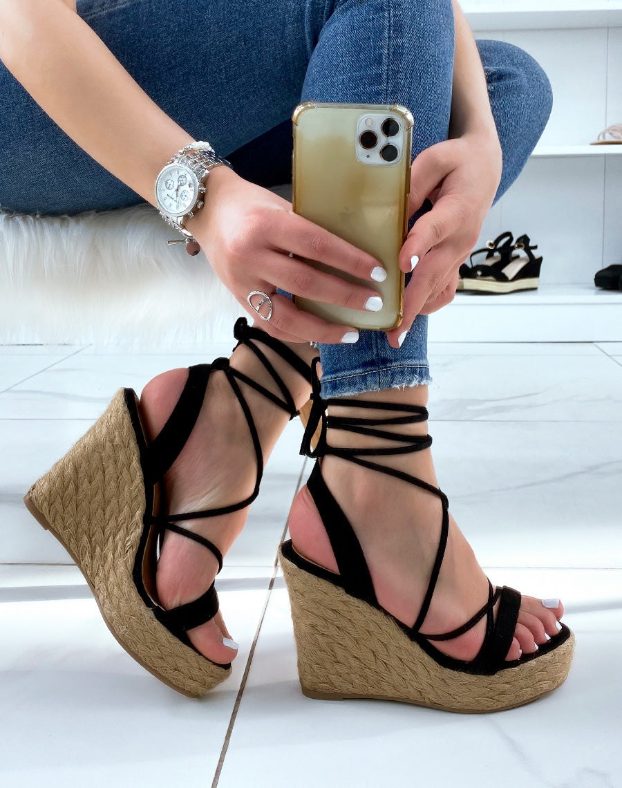 Compensées en suédine noires à lacets