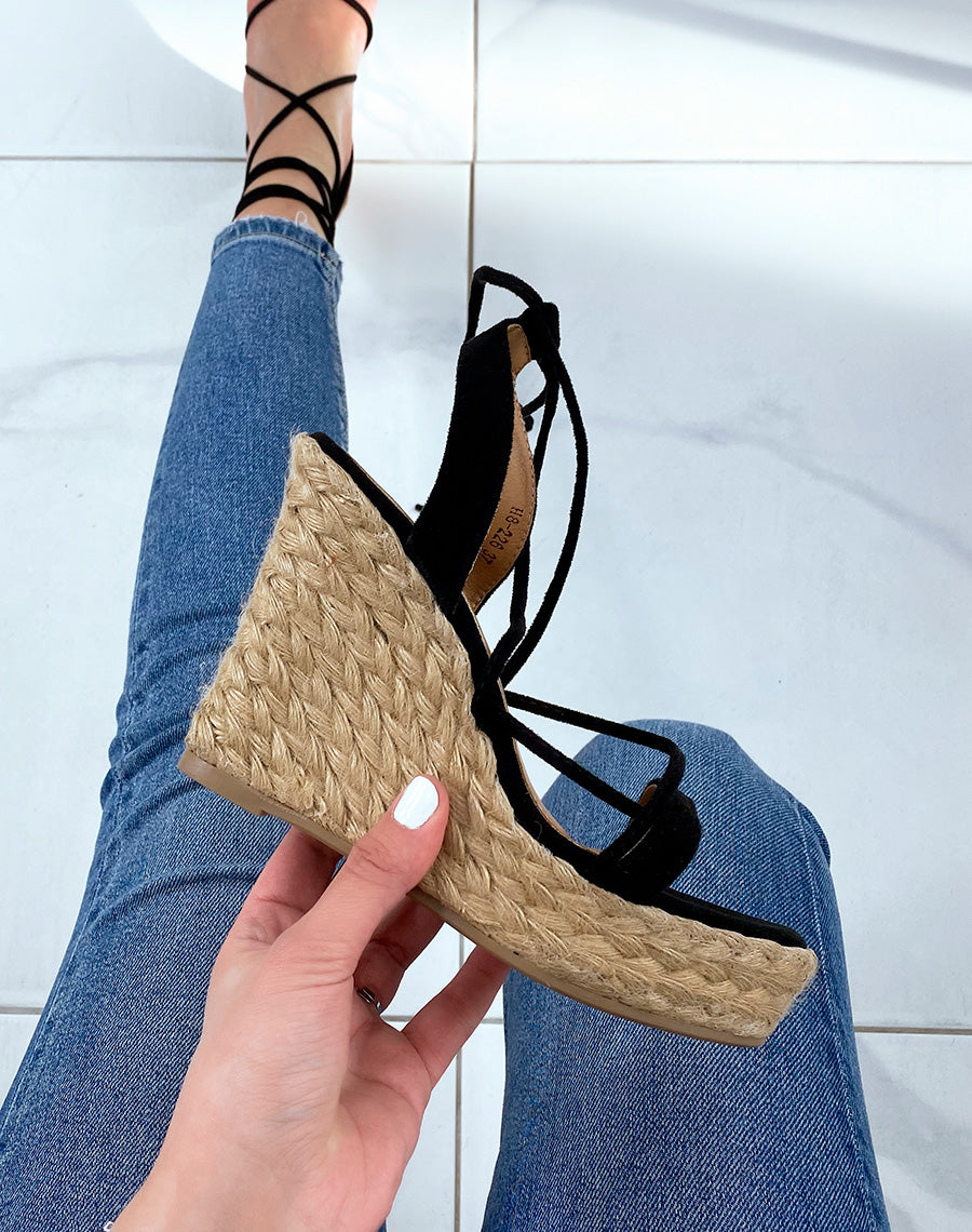 Compensées en suédine noires à lacets