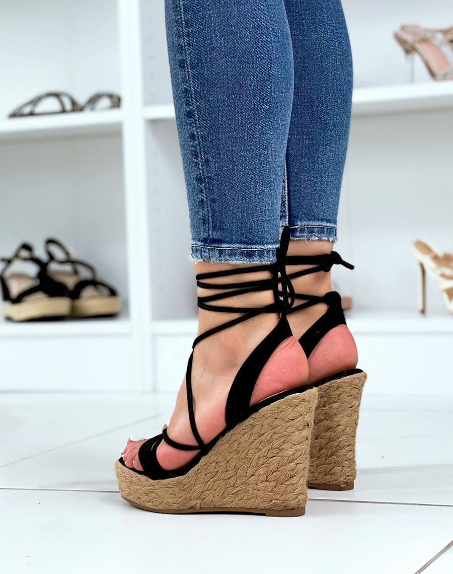 Compensées en suédine noires à lacets