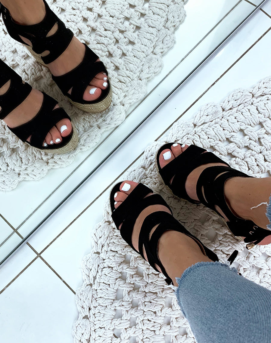 Compensées en suédine noirs à multiples brides