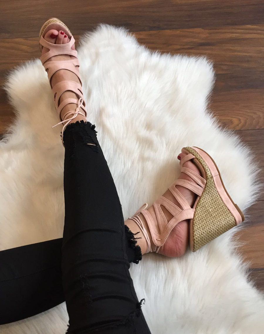 Compensées en suédine roses