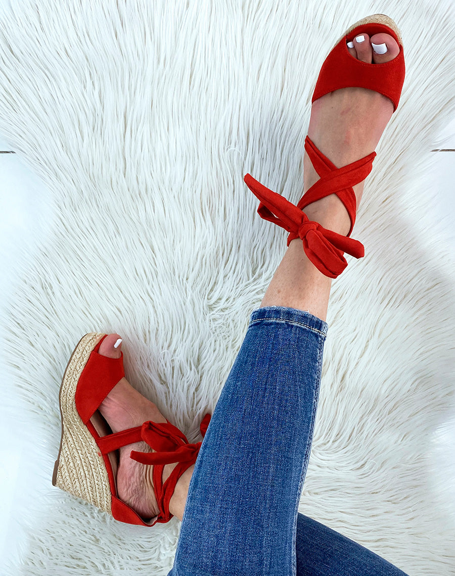 Compensées en suédine rouge à lacet