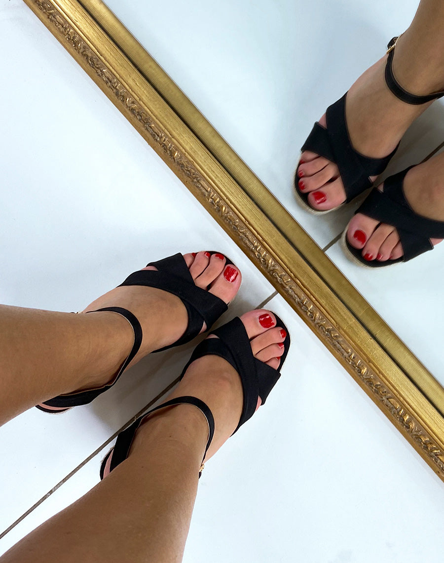 Compensées en tissu noir à brides entrecroisées