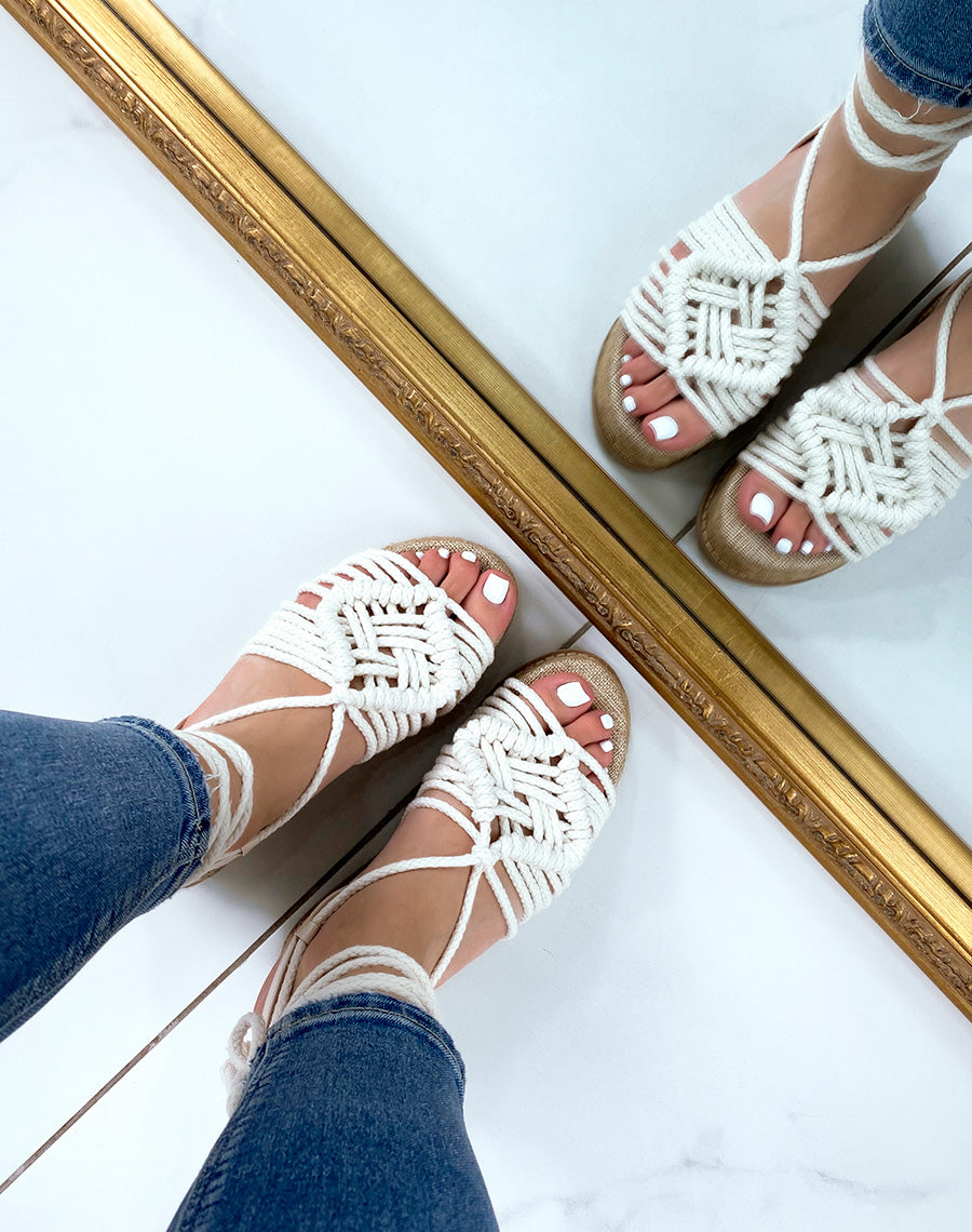 Compensées à longues brides beiges et semelle en jute