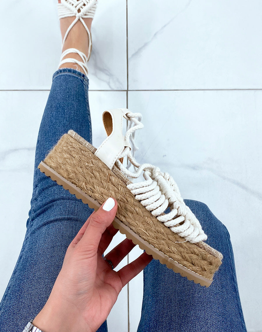 Compensées à longues brides beiges et semelle en jute