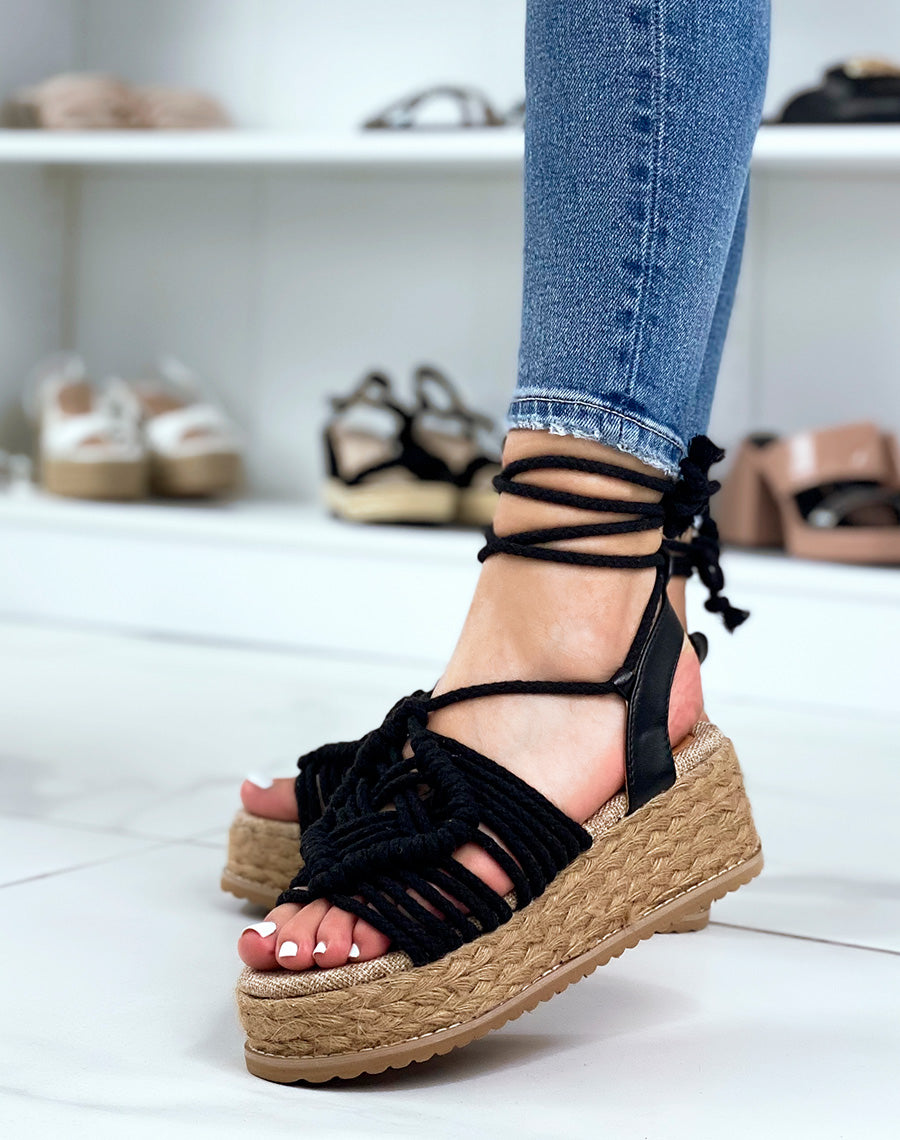 Compensées à longues brides noires et semelle en jute