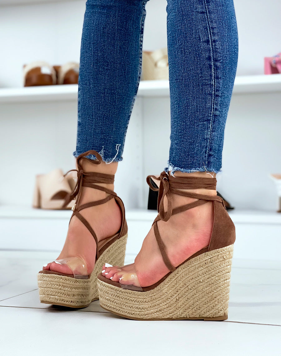 Compensées marrons à lacet et bride transparente