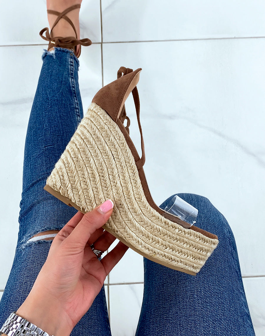 Compensées marrons à lacet et bride transparente