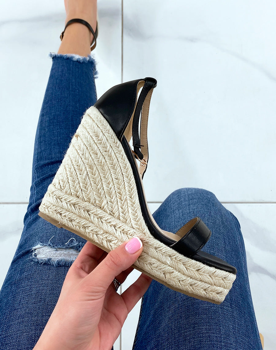 Compensées noires à bout carré et talon haut