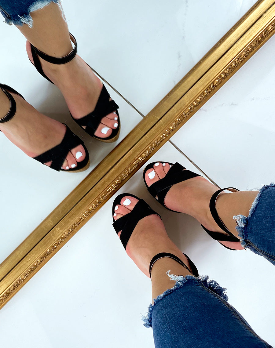 Compensées noires en suédine à brides croisées