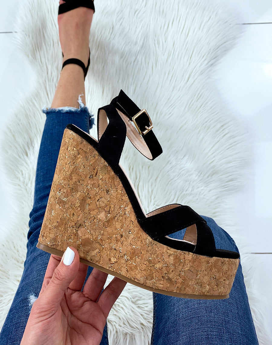 Compensées noires en suédine à brides croisées