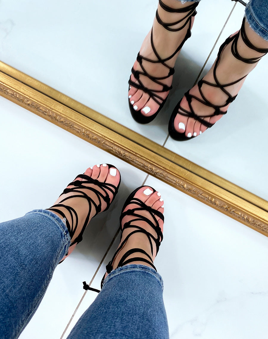 Compensées noires en suédine à fine lanières nouées et lace