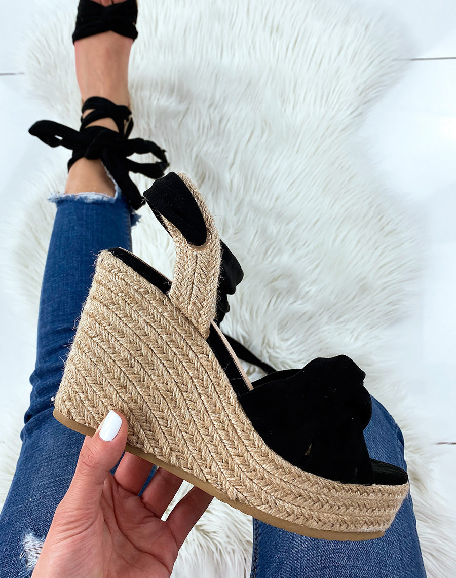 Compensées noires en tissus à brides croisées