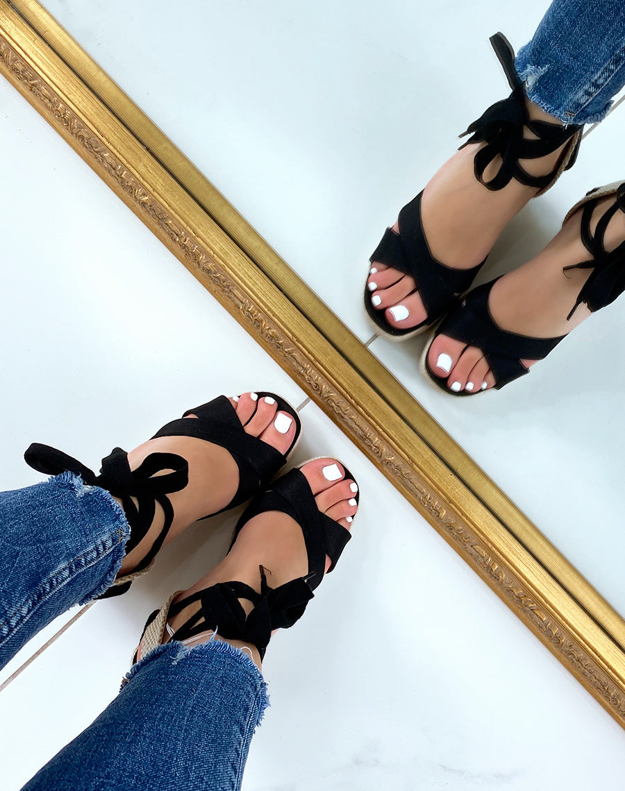 Compensées noires en tissus à talon en toile de jute