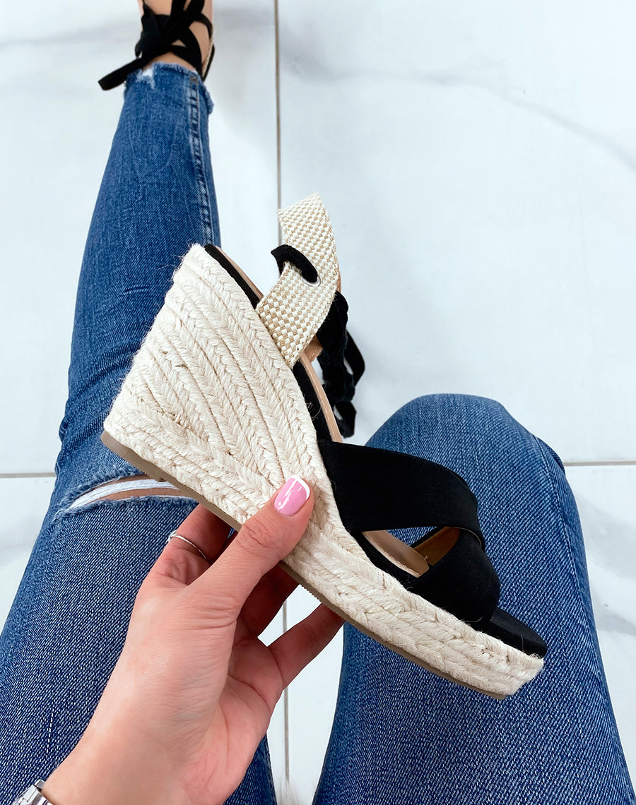 Compensées noires en tissus à talon en toile de jute
