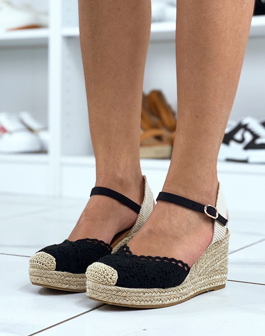 Compensées noires et beiges à détails brodés