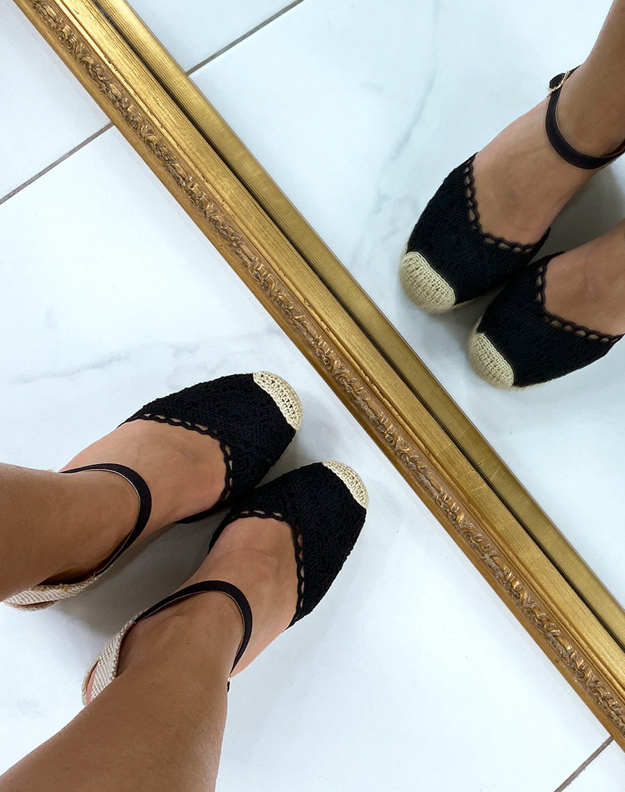 Compensées noires et beiges à détails brodés