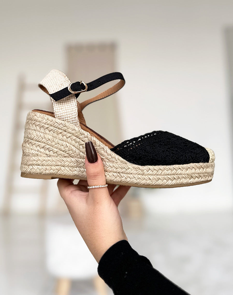 Compensées noires et beiges à détails brodés