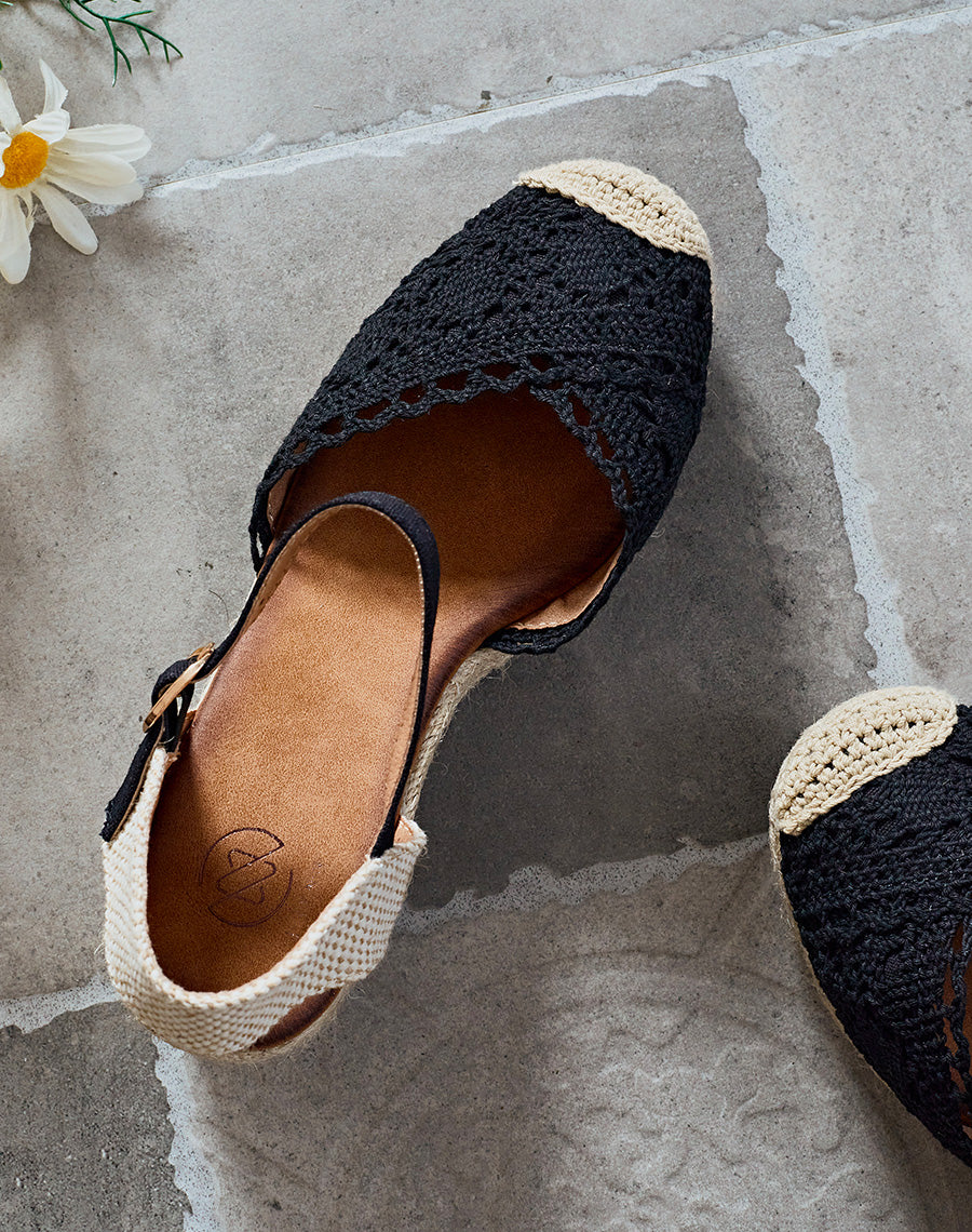 Compensées noires et beiges à détails brodés